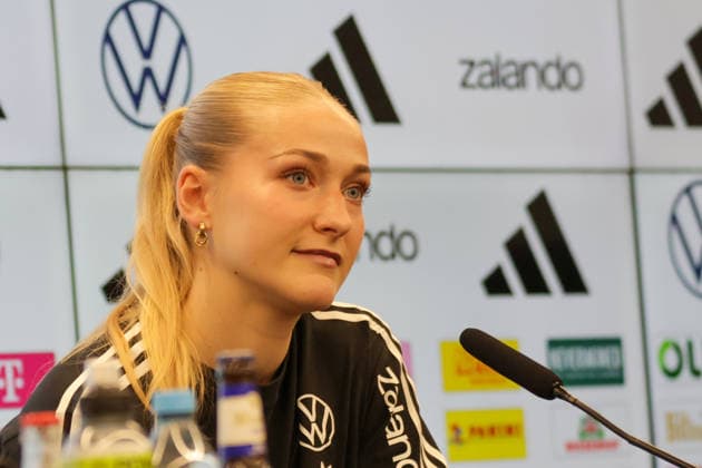 25 02 2026, xgrfx, Football DFB Media Dates, German Womens National Team Training v l Camilla Küver German Womens National Team DFL DFB REGULATIONS PROHIBIT ANY USE OF PHOTOGRAPHS as IMAGE SEQUENCES and or QUASI VIDEO Frankfurt am Main