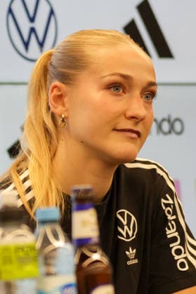 25 02 2026, xgrfx, Football DFB Media Dates, German Womens National Team Training v l Camilla Küver German Womens National Team DFL DFB REGULATIONS PROHIBIT ANY USE OF PHOTOGRAPHS as IMAGE SEQUENCES and or QUASI VIDEO Frankfurt am Main