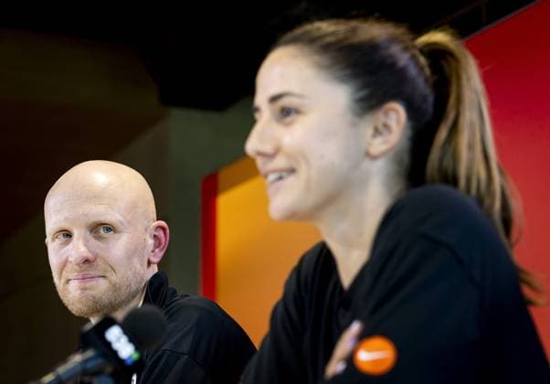 ZEIST - National coach Arjan Veurink and DaniÃ«lle van de Donk during a press conference, PK, Pressekonferenz before the Dutch women s World Cup qualifier against Poland. KOEN VAN WEEL ANP xVIxANPxSportx xxANPxIVx 551733653 originalFilename: 551733653.jpg