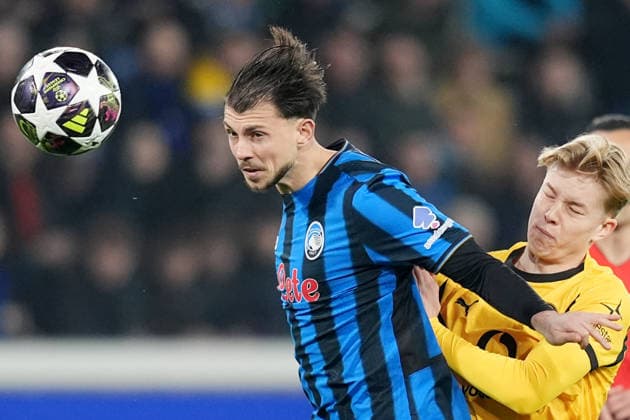 Atalanta s Lazar Samardzic fights for the ball with Dortmund s Daniel Svensson during the Uefa Champions League soccer match between Atalanta and Borussia Dortmund at the New Balance Stadium in Bergamo , north Italy - Wednesday , February 25 , 2026. - Soccer .  Copyright: xSpada LaPressex