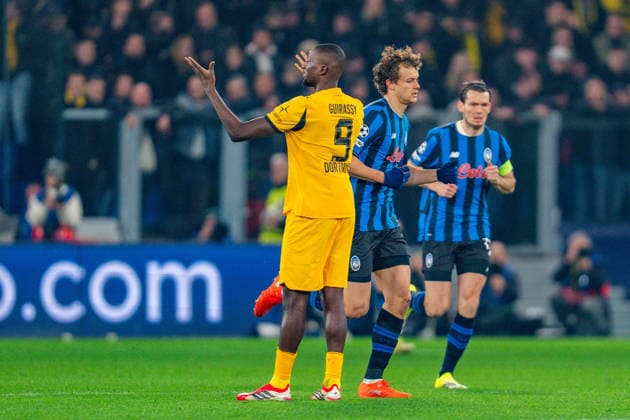 25 02 2026, Atalanta Bergamo vs Borussia Dortmund, UEFA Champions League, Playoffs second leg Goal for 1 0 by Gianluca Scamacca Atalanta Bergamo Serhou Guirassy Borussia Dortmund, 9 Regulations prohibit any use of photographs as image sequences and or quasi video Copyright: xBahhoxKarax
