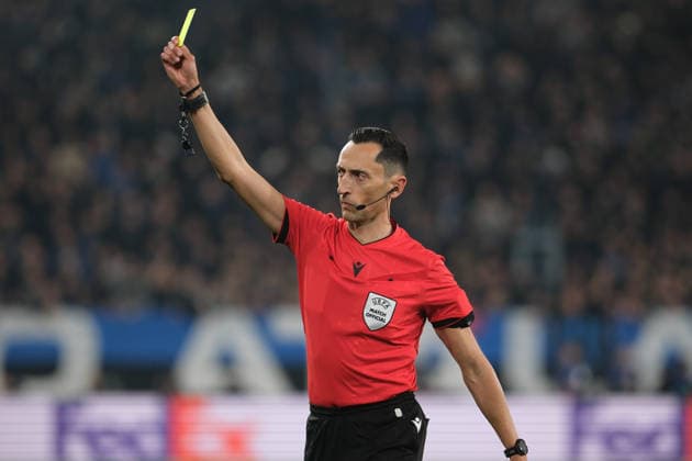 The Referee of the match, Jose Maria Sanchez from Spain shows the yellow during the UEFA Champions League 2025 2026, Playoff Phase MD2 football match between Atalanta BC and Borussia Dortmund at New Balance Arena on February 25, 2026, Bergamo, Italy.  Copyright: xRobertoxTommasini IPAxSportx xipa-agency.netx xx IPA_72019474 IPA_Agency_IPA72019474