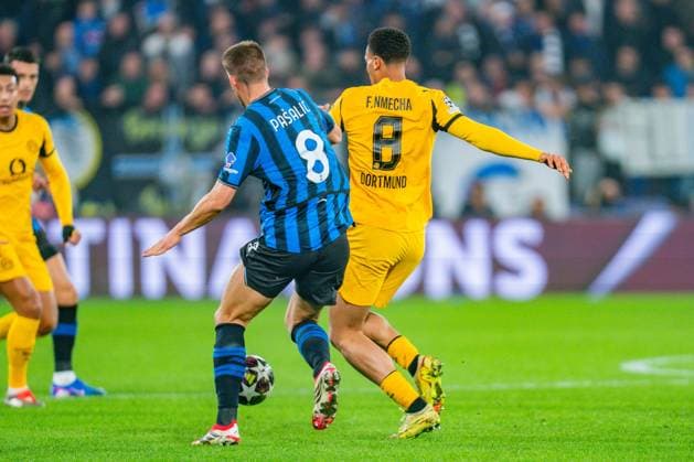 25 02 2026, Atalanta Bergamo vs Borussia Dortmund, UEFA Champions League, Playoffs second leg Felix Nmecha Borussia Dortmund, 8 Mario Pasalic Atalanta Bergamo Regulations prohibit any use of photographs as image sequences and or quasi video Copyright: xBahhoxKarax