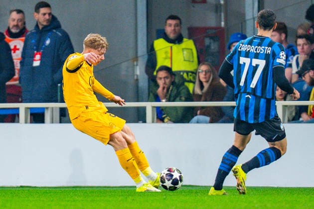 25 02 2026, Atalanta Bergamo vs Borussia Dortmund, UEFA Champions League, Playoffs second leg Daniel Svensson Borussia Dortmund, 24 Davide Zappacosta Atalanta Bergamo Regulations prohibit any use of photographs as image sequences and or quasi video Copyright: xBahhoxKarax