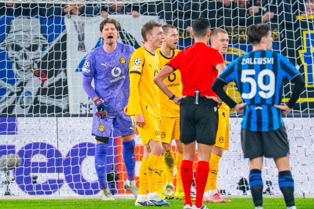 25 02 2026, Atalanta Bergamo vs Borussia Dortmund, UEFA Champions League, Playoffs second leg Gregor Kobel Borussia Dortmund, 1 Maximilian Beier Borussia Dortmund, 14 Waldemar Anton Borussia Dortmund, 3 Julian Ryerson Borussia Dortmund, 26 Regulations prohibit any use of photographs as image sequences and or quasi video Copyright: xBahhoxKarax