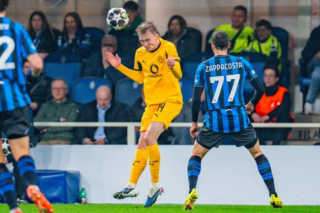 25 02 2026, Atalanta Bergamo vs Borussia Dortmund, UEFA Champions League, Playoffs second leg Maximilian Beier Borussia Dortmund, 14 Davide Zappacosta Atalanta Bergamo Regulations prohibit any use of photographs as image sequences and or quasi video Copyright: xBahhoxKarax