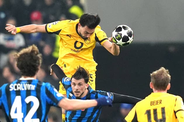 Atalanta s Lazar Samardzic fights for the ball with Dortmund s Ramy Bensebaini during the Uefa Champions League soccer match between Atalanta and Borussia Dortmund at the New Balance Stadium in Bergamo , north Italy - Wednesday , February 25 , 2026. - Soccer .  Copyright: xSpada LaPressex