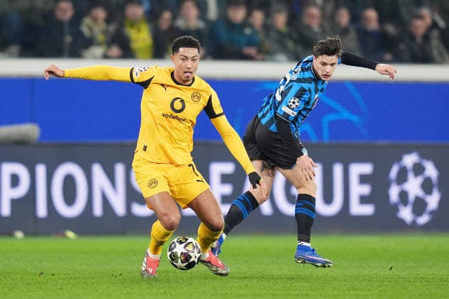 Atalanta s Nicola Zalewski fights for the ball with Dortmund s Jobe Bellingham during the Uefa Champions League soccer match between Atalanta and Borussia Dortmund at the New Balance Stadium in Bergamo , north Italy - Wednesday , February 25 , 2026. - Soccer .  Copyright: xSpada LaPressex