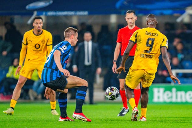 25 02 2026, Atalanta Bergamo vs Borussia Dortmund, UEFA Champions League, Playoffs second leg Serhou Guirassy Borussia Dortmund, 9 Felix Nmecha Borussia Dortmund, 8 Regulations prohibit any use of photographs as image sequences and or quasi video Copyright: xBahhoxKarax