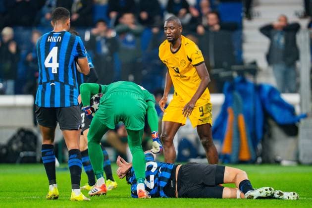 25 02 2026, Atalanta Bergamo vs Borussia Dortmund, UEFA Champions League, Playoffs second leg Serhou Guirassy Borussia Dortmund, 9 Isak Hien Sead Kolasinac Atalanta Bergamo Regulations prohibit any use of photographs as image sequences and or quasi video Copyright: xBahhoxKarax