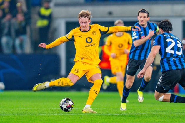 25 02 2026, Atalanta Bergamo vs Borussia Dortmund, UEFA Champions League, Playoffs second leg Julian Brandt Borussia Dortmund, 10 Sead Kolasinac Atalanta Bergamo Regulations prohibit any use of photographs as image sequences and or quasi video Copyright: xBahhoxKarax
