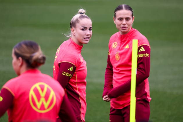 Frankfurt am Main, Germany February 25, 2026 Preparation for the womens World Cup qualifier Germany vs. Slovenia Training In the picture from left Giulia Gwinn Germany and Klara Bühl Buehl Germany Copyright: HMBxMedia MadeleinexFantini