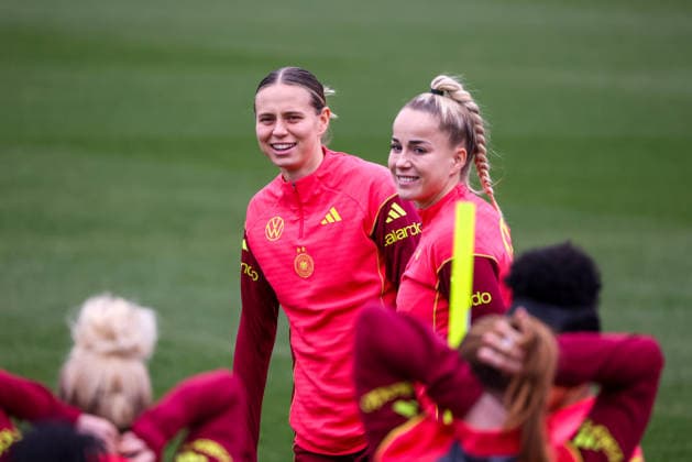 Frankfurt am Main, Germany February 25, 2026 Preparation for the womens World Cup qualifier Germany vs. Slovenia Training In the picture from left Klara Bühl Buehl Germany and Giulia Gwinn Germany Copyright: HMBxMedia MadeleinexFantini