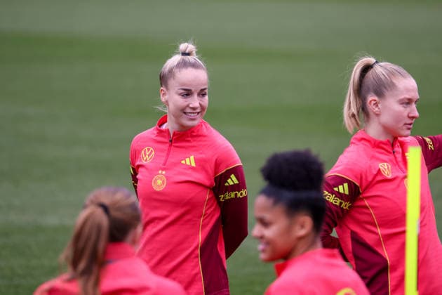 Frankfurt am Main, Germany February 25, 2026 Preparation for the womens World Cup qualifier Germany vs. Slovenia Training In the picture from left Giulia Gwinn Germany and Janina Minge Germany Copyright: HMBxMedia MadeleinexFantini