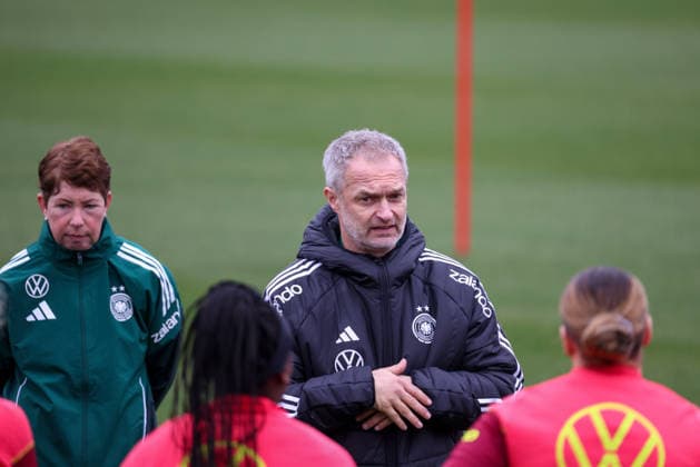Frankfurt am Main, Germany February 25, 2026 Preparation for the womens World Cup qualifier Germany vs. Slovenia Training In the picture from left co-coach Maren Meinert Germany and national coach Christian Wück Wueck Germany Copyright: HMBxMedia MadeleinexFantini