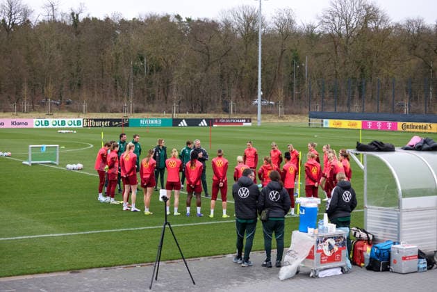 Frankfurt am Main, Germany February 25, 2026 Preparation for the womens World Cup qualifier Germany vs. Slovenia Training In the picture The players of the German national womens soccer team stand with the coaching team in the team circle for the team meeting Copyright: HMBxMedia MadeleinexFantini