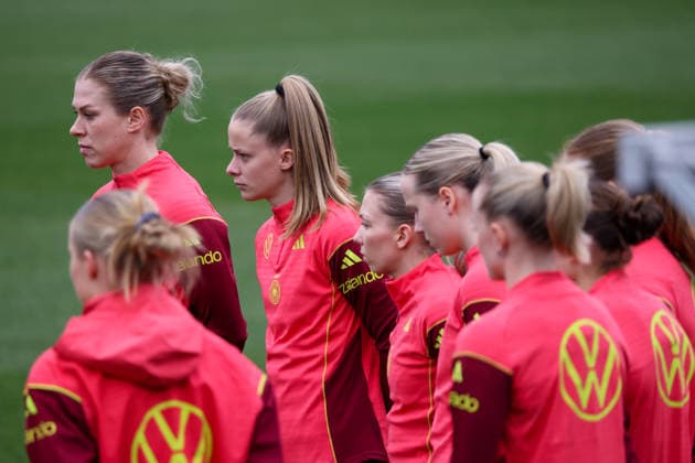 Frankfurt am Main, Germany February 25, 2026 Preparation for the Womens World Cup Qualifier Germany vs Slovenia Training In the picture from left Rebecca Knaak Germany , Vivien Endemann Germany , Elisa Senß Senss Germany , Franziska Kett Germany and her teammates Copyright: HMBxMedia MadeleinexFantini