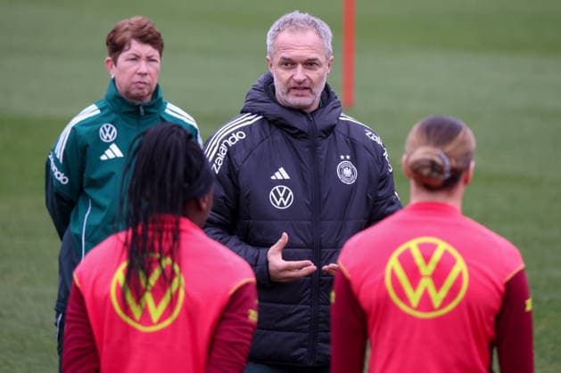 Frankfurt am Main, Germany February 25, 2026 Preparation for the womens World Cup qualifier Germany vs. Slovenia Training In the picture from left Maren Meinert Germany and national coach Christian Wück Wueck Germany Copyright: HMBxMedia MadeleinexFantini