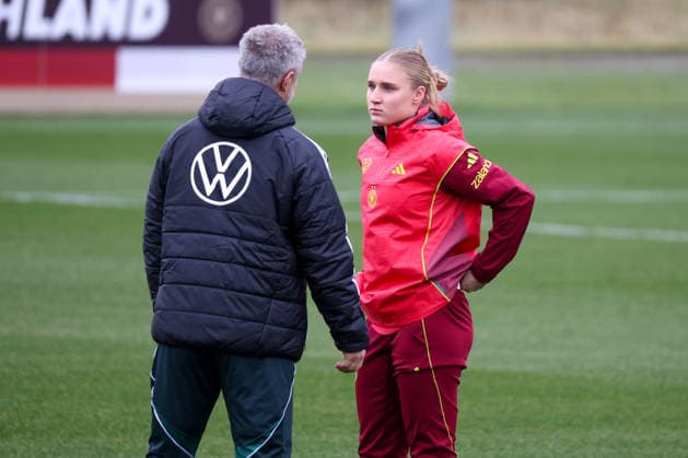 Frankfurt am Main, Germany February 25, 2026 Preparation for the Womens World Cup qualifier Germany vs Slovenia Training In the picture from left Christian Wück Wueck Germany and Jella Veit Germany discuss after their subsequent nomination Copyright: HMBxMedia MadeleinexFantini
