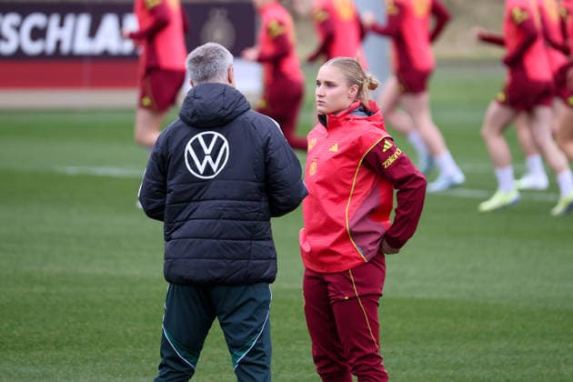 Frankfurt am Main, Germany February 25, 2026 Preparation for the Womens World Cup qualifier Germany vs Slovenia Training In the picture from left Christian Wück Wueck Germany and Jella Veit Germany discuss after their subsequent nomination Copyright: HMBxMedia MadeleinexFantini