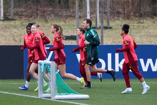 Frankfurt am Main, Germany February 25, 2026 Preparation for the womens World Cup qualifier Germany vs. Slovenia Training In the picture from left Nicole Anyomi Germany , Sarai Linder Germany , Jule Brand Germany , Carlotta Wamser Germany , athletics coach Julius Balsmeier Germany and Shekiera Martinez Germany Copyright: HMBxMedia MadeleinexFantini
