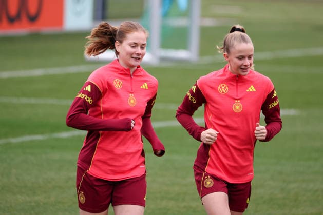 Frankfurt am Main, Germany February 25, 2026 Preparation for the womens World Cup qualifier Germany vs. Slovenia Training In the picture from left Sjoeke Nüsken Nuesken Germany and Vivien Endemann Germany Copyright: HMBxMedia MadeleinexFantini