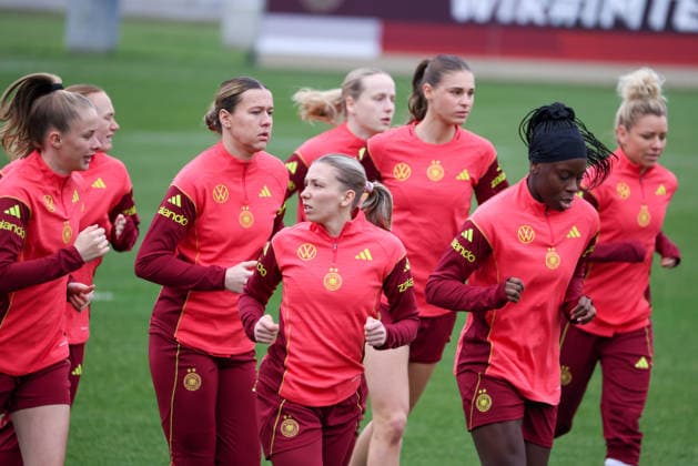Frankfurt am Main, Germany February 25, 2026 Preparation for the Womens World Cup Qualifier Germany vs Slovenia Training In the picture from left Vivien Endemann Germany , Laura Mühlhaus Muehlhaus Germany , Elisa Senß Senss Germany , Jule Brand Germany , Nicole Anyomi Germany and Linda Dallmann Germany Copyright: HMBxMedia MadeleinexFantini