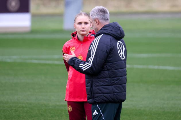 Frankfurt am Main, Germany February 25, 2026 Preparation for the womens World Cup qualifier Germany vs. Slovenia Training In the picture from left Jella Veit Germany discusses with national coach Christian Wück Wueck Germany after her subsequent nomination Copyright: HMBxMedia MadeleinexFantini