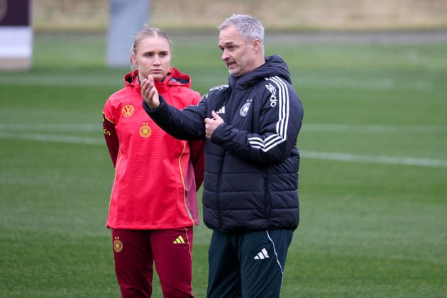 Frankfurt am Main, Germany February 25, 2026 Preparation for the womens World Cup qualifier Germany vs. Slovenia Training In the picture from left Jella Veit Germany discusses with national coach Christian Wück Wueck Germany after her subsequent nomination Copyright: HMBxMedia MadeleinexFantini