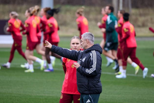 Frankfurt am Main, Germany February 25, 2026 Preparation for the womens World Cup qualifier Germany vs. Slovenia Training In the picture from left Jella Veit Germany discusses with national coach Christian Wück Wueck Germany after her subsequent nomination Copyright: HMBxMedia MadeleinexFantini
