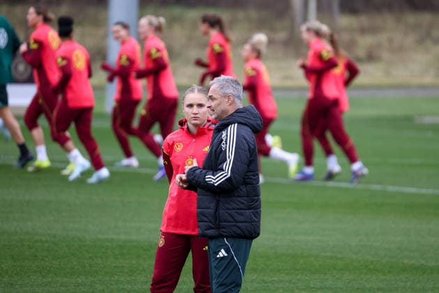 Frankfurt am Main, Germany February 25, 2026 Preparation for the womens World Cup qualifier Germany vs. Slovenia Training In the picture from left Jella Veit Germany discusses with national coach Christian Wück Wueck Germany after her subsequent nomination Copyright: HMBxMedia MadeleinexFantini