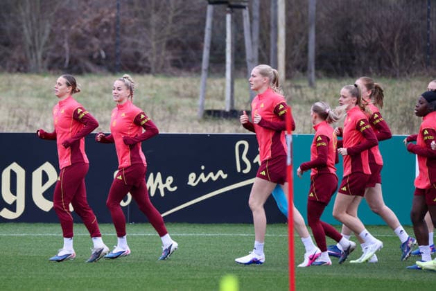 Frankfurt am Main, Germany February 25, 2026 Preparation for the womens World Cup qualifier Germany vs Slovenia Training In the picture from left Klara Bühl Buehl Germany , Giulia Gwinn Germany , Camilla Küver Kuever Germany , Elisa Senß Senss Germany , Vivien Endemann Germany and her teammates during training in Frankfurt Copyright: HMBxMedia MadeleinexFantini