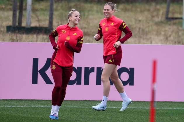 Frankfurt am Main, Germany February 25, 2026 Preparing for the womens World Cup qualifier Germany vs. Slovenia Training In the picture from left Giulia Gwinn Germany and Rebecca Knaak Germany laughing Copyright: HMBxMedia MadeleinexFantini