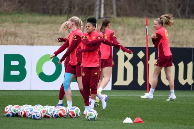 Frankfurt am Main, Germany February 25, 2026 Preparation for the womens World Cup qualifier Germany vs. Slovenia Training In the picture from left Camilla Küver Kuever Germany , Shekiera Martinez Germany and Vivien Endemann Germany Copyright: HMBxMedia MadeleinexFantini