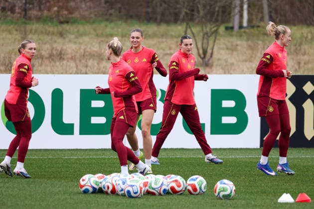 Frankfurt am Main, Germany February 25, 2026 Preparation for the womens World Cup qualifier Germany vs. Slovenia Training In the picture from left Elisa Senß Senss Germany , Giulia Gwinn Germany , Jule Brand Germany , Carlotta Wamser Germany and Lea Schüller Schueller Germany Copyright: HMBxMedia MadeleinexFantini