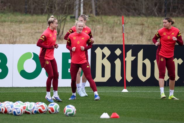 Frankfurt am Main, Germany February 25, 2026 Preparation for the womens World Cup qualifier Germany vs. Slovenia Training In the picture from left Giulia Gwinn Germany , Lea Schüller Schueller Germany and Laura Mühlhaus Muehlhaus Germany Copyright: HMBxMedia MadeleinexFantini