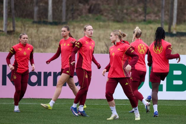 Frankfurt am Main, Germany February 25, 2026 Preparation for the Womens World Cup Qualifier Germany vs Slovenia Training In the picture from left Elisa Senß Senss Germany , Jule Brand Germany , Franziska Kett Germany , Jella Veit Germany , Giulia Gwinn Germany and Nicole Anyomi Germany Copyright: HMBxMedia MadeleinexFantini