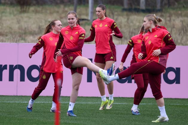 Frankfurt am Main, Germany February 25, 2026 Preparation for the Womens World Cup Qualifier Germany vs Slovenia Training In the picture from left Lisanne Gräwe Graewe Germany , Sjoeke Nüsken Nuesken Germany , Jule Brand Germany and Jella Veit Germany Copyright: HMBxMedia MadeleinexFantini
