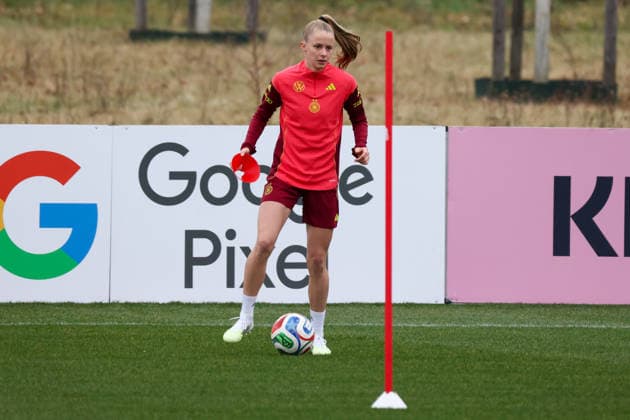 Frankfurt am Main, Germany February 25, 2026 Preparation for the womens World Cup qualifier Germany vs Slovenia Training In the picture Vivien Endemann Germany Copyright: HMBxMedia MadeleinexFantini