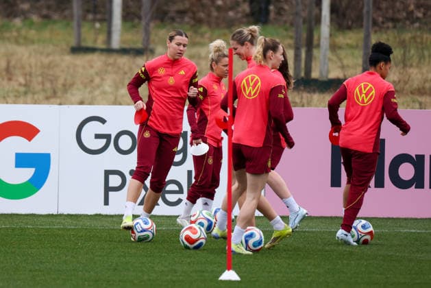 Frankfurt am Main, Germany February 25, 2026 Preparation for the Womens World Cup Qualifier Germany vs Slovenia Training In the picture from left Laura Mühlhaus Muehlhaus Germany , Linda Dallmann Germany , Rebecca Knaak Germany , Sarai Linder Germany and Shekiera Martinez Germany Copyright: HMBxMedia MadeleinexFantini