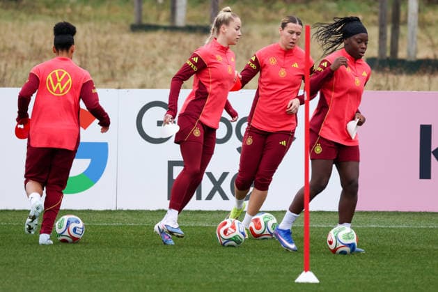 Frankfurt am Main, Germany February 25, 2026 Preparation for the Womens World Cup Qualifier Germany vs Slovenia Training In the picture from left Shekiera Martinez Germany , Giulia Gwinn Germany , Laura Mühlhaus Muehlhaus Germany and Nicole Anyomi Germany Copyright: HMBxMedia MadeleinexFantini
