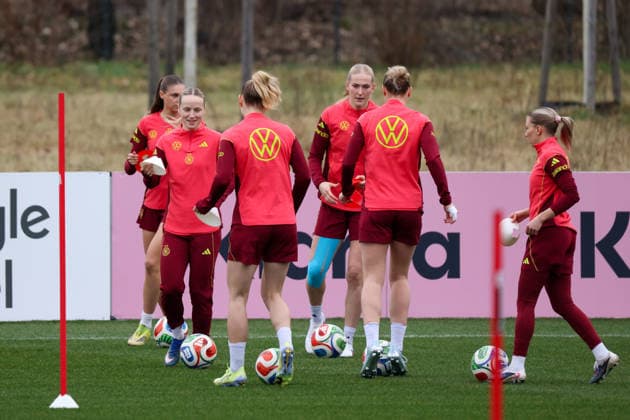 Frankfurt am Main, Germany February 25, 2026 Preparation for the Womens World Cup Qualifier Germany vs Slovenia Training In the picture from left Jule Brand Germany , Franziska Kett Germany , Sarai Linder Germany , Camilla Küver Kuever Germany , Rebecca Knaak Germany and Elisa Senß Senss Germany Copyright: HMBxMedia MadeleinexFantini