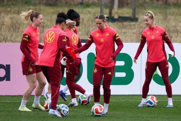 Frankfurt am Main, Germany February 25, 2026 Preparation for the womens World Cup qualifier Germany vs. Slovenia Training In the picture from left Sarai Linder Germany , Shekiera Martinez Germany , Klara Bühl Buehl Germany and Giulia Gwinn Germany Copyright: HMBxMedia MadeleinexFantini