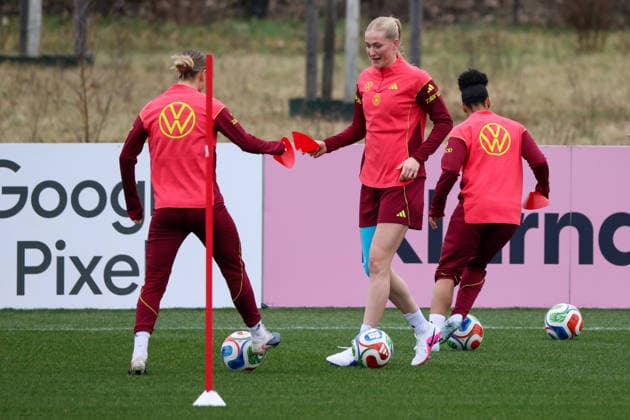 Frankfurt am Main, Germany February 25, 2026 Preparation for the Womens World Cup Qualifier Germany vs Slovenia Training In the picture from left Klara Bühl Buehl Germany , Kamilla Küver Kuever Germany and Shekiera Martinez Germany Copyright: HMBxMedia MadeleinexFantini