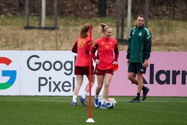 Frankfurt am Main, Germany February 25, 2026 Preparation for the womens World Cup qualifier Germany vs. Slovenia Training In the picture from left Sjoeke Nüsken Nuesken Germany , Sarai Linder Germany and athletics coach Julius Balsmeier Germany Copyright: HMBxMedia MadeleinexFantini