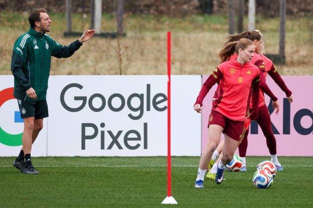 Frankfurt am Main, Germany February 25, 2026 Preparation for the womens World Cup qualifier Germany vs. Slovenia Training In the picture from left athletics coach Julius Balsmeier Germany and Sjoeke Nüsken Nuesken Germany with their teammates during training Copyright: HMBxMedia MadeleinexFantini