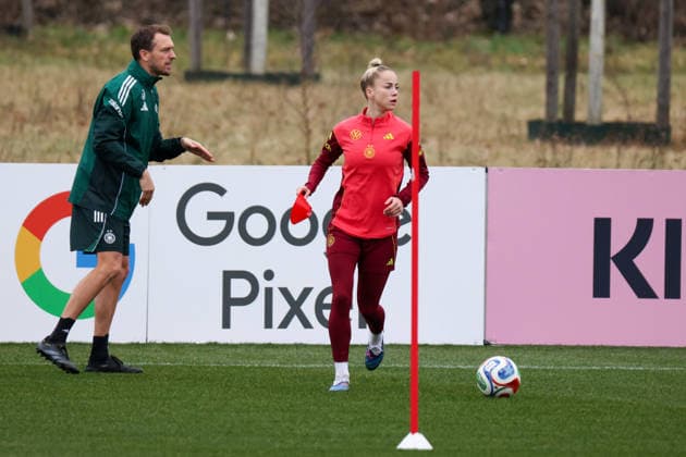 Frankfurt am Main, Germany February 25, 2026 Preparation for the womens World Cup qualifier Germany vs. Slovenia Training In the picture from left athletics coach Julius Balsmeier Germany and Giulia Gwinn Germany Copyright: HMBxMedia MadeleinexFantini