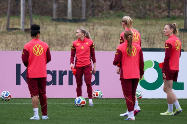 Frankfurt am Main, Germany February 25, 2026 Preparation for the Womens World Cup qualifier Germany vs Slovenia Training In the picture from left the second Elisa Senß Senss Germany with her teammates during training in Frankfurt Copyright: HMBxMedia MadeleinexFantini