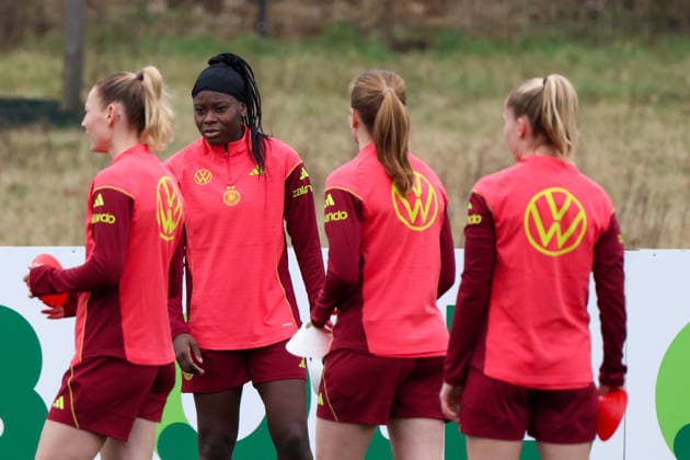 Frankfurt am Main, Germany February 25, 2026 Preparation for the Womens World Cup qualifier Germany vs. Slovenia Training In the picture from left the second Nicole Anyomi Germany with her teammates in Frankfurt during training Copyright: HMBxMedia MadeleinexFantini