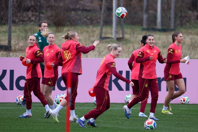 Frankfurt am Main, Germany February 25, 2026 Preparation for the Womens World Cup Qualifier Germany vs Slovenia Training In the picture from left Lisanne Gräwe Graewe Germany , Sarai Linder Germany , Jella Veit Germany , Franziska Kett Germany , Carlotta Wamser Germany and Jule Brand Germany Copyright: HMBxMedia MadeleinexFantini